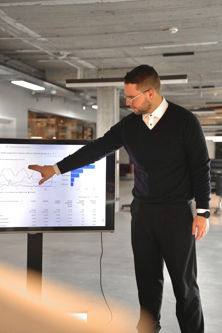 Sebastian Scholz erläutert ein Analytics-Dashboard
