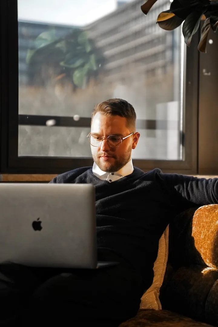Sebastian Scholz arbeitet konzentriert am Laptop